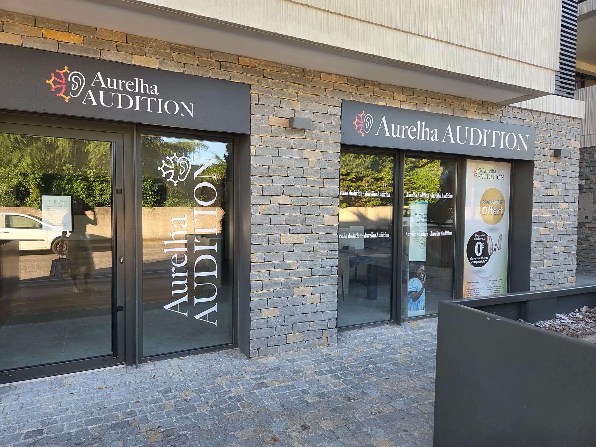 La devanture du centre auditif Aurelha Audition à Baillargues, avec son enseigne.